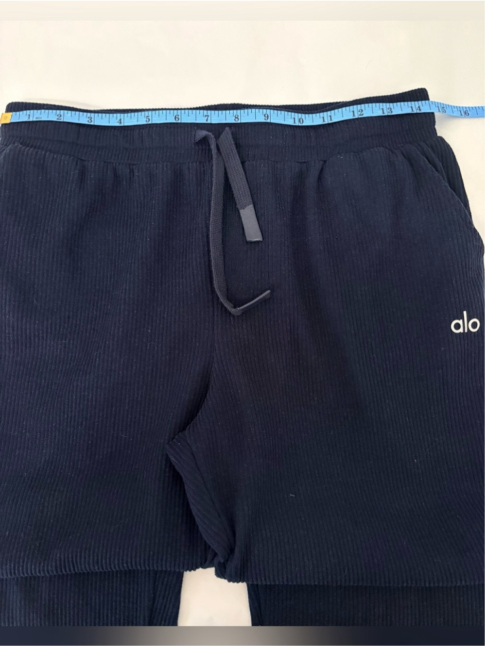 Alo Yoga Muse Sweatpants Sz M Navy EUC - Picture 9 of 10